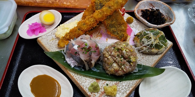 魚問屋食堂 さかなやくろの鯵いろいろ定食が旨い！